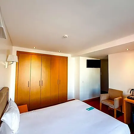 Centro 3* לייריה
